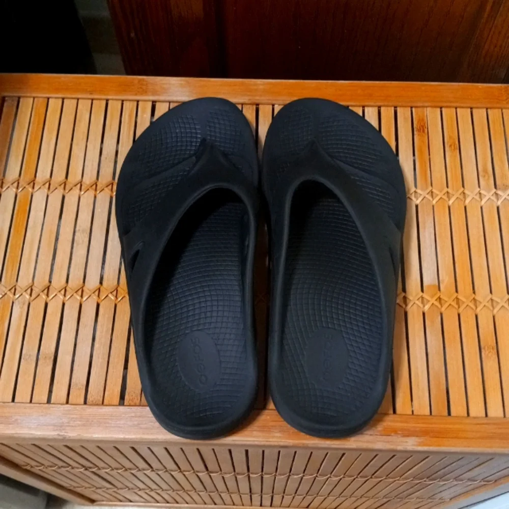 🖤🚶‍♀️Oofos Black Toe Post Recovery Sandals Great Arch Support Sz M-10 W-12